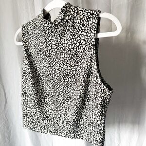 Forever 21 Women’s Medium Blouse Tank Collared Zip Black and White Pattern